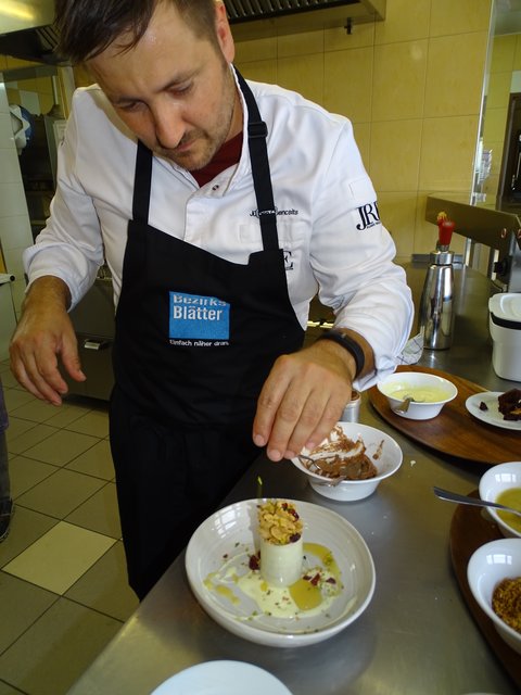 Jürgen Csencsits beim Anrichten des Desserts.