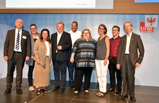 Von links: LSDir. Dr. Franz Katzgraber, Mag. Dr. Anita Luckner-Hornischer, LSDir. Dr. Ilse Oberleitner, HLR Univ.-Prof. DI Dr. Bernhard Tilg, Dr. Thomas Amegah, LSDir. Dr. Irmgard Lechner, LSDir. Dr. Petra Juhasz, Dr. Götz Nordmeyer, Dr. Karl Heinz Fischer