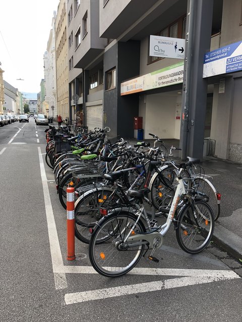 Immer wieder überfüllt ist die Radabstellanlage bei der Scharitzerstraße 6-8. Antwort Büro Hein: Aufstellung bei Hausnummer 2 | Foto: privat