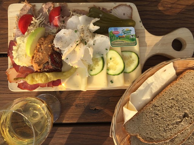 Brettljause im Obergut in Braunau. | Foto: Höllbacher