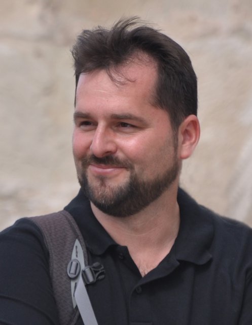 Ausgrabungsleiter Floran Müller freut sich über die neuesten Funde. | Foto:  F. M. Müller, Universität Innsbruck