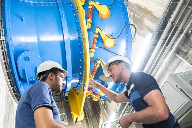 Tief unten im Murkraftwerk zeigte Bauleiter Peter Klampfl (r.) WOCHE-Redakteur Christoph Hofer, wie die Turbinen funktionieren. | Foto: Jorj Konstantinov