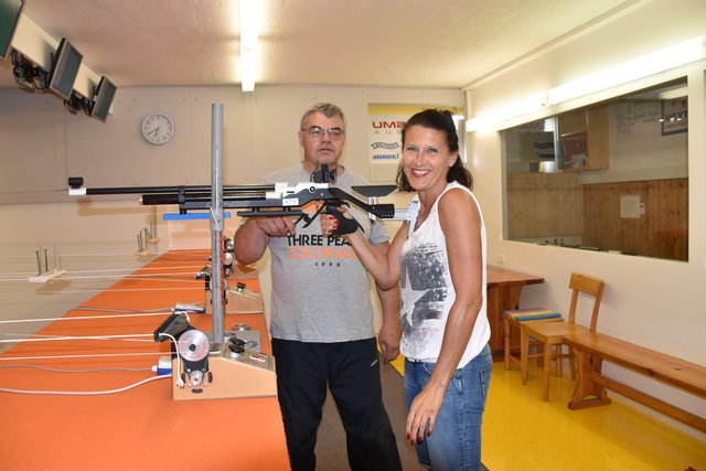 Einmal probieren bitte: Redakteurin Karin Zeiler am Luftdruckgewehr – im Bild mit dem sportlichen Leiter Walter Kleemann.