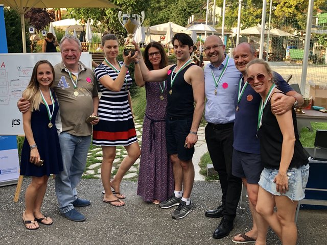 Die Sommerchallenge des ICS: Hier das Siegerteam mit Christina Ulrich, Robert Brugger (r.) und Iris Edler-Stiegler (3. v. l., alle ICS) | Foto: WOCHE