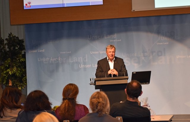 LR Bernhard Tilg bei der AmtsärztInnenkonferenz im Innsbrucker Landhaus.