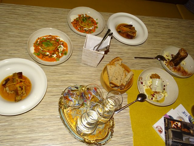  Ein herrliches Menü, bestehend aus einem Presswurstgericht, Eierschwammerlgulasch mit Serviettenknödel und Schweinsripperl sowie Somlauer á la Csencsits, wurde gekocht.