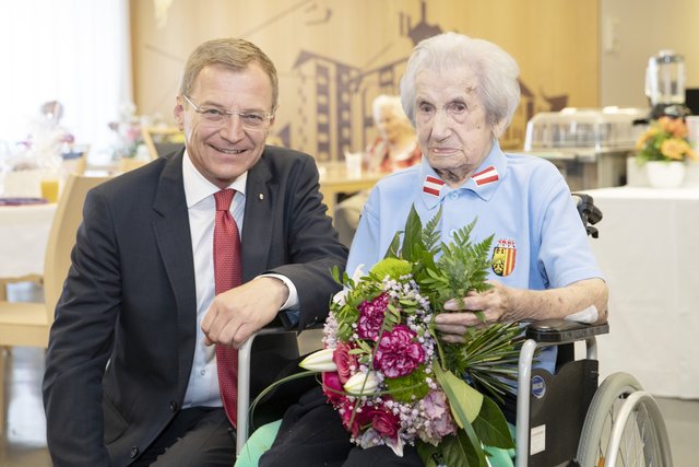 Landeshauptann Thomas Stelzer zu Besuch bei der ältesten Öseterreicherin Anna Wiesmayr.