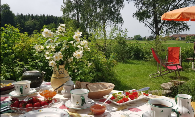 Ein Frühstück im Grünen: Annis Einkehr lädt schon Vormittags zum Verweilen ein. | Foto: Annis Einkehr