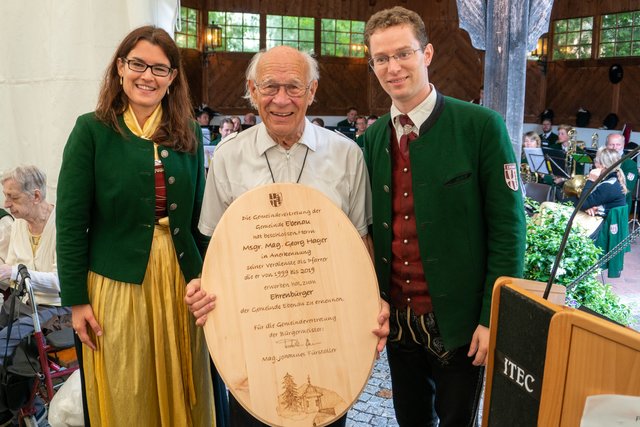 Vizebürgermeisterin Birgit Karl, Ehrenbürger Georg Hager und Bürgermeister Johannes Fürstaller | Foto: Gemeinde Ebenau