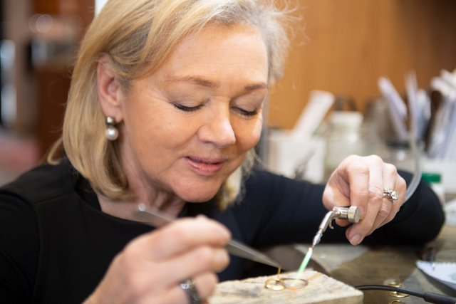 Jacinta Mössenböck bei ihrer Arbeit als Goldschmiedin. | Foto: Hannes Buchinger