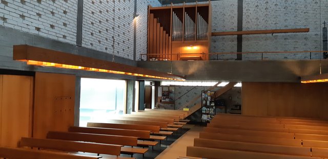 Blick vom Altarbereich zur Empore mit der Orgel | Foto: Christian Buchar