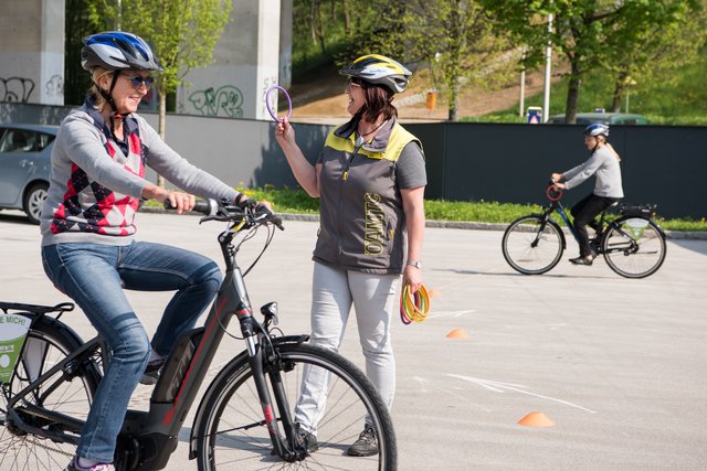 Die ÖAMTC E-Bike Kurse in Ried helfen vor allem älteren Personen dabei, sicher mit dem Elektrofahrrad unterwegs zu sein.