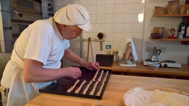Bäckermeister Dieter Smolle dreht die Käsestangen. | Foto: are
