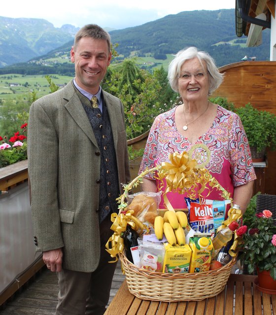 Bürgermeister Andreas Kaiser gratulierte Geburtstagskind Herta Gschwendtner aus Mariapfarr.