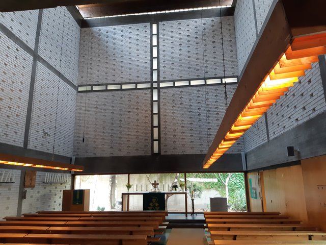 Der Blick zum Altar wird als zentrales Element vom großen Kreuz aus Glasziegeln geprägt | Foto: Christian Buchar