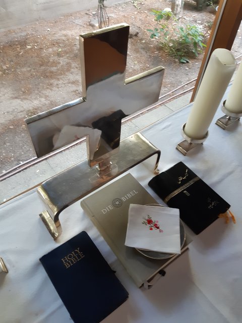 Bibeln in Deutsch, Englisch und Farsi belegen die Vielfalt der evangelischen Pfarrgemeinde Simmering  | Foto: Christian Buchar
