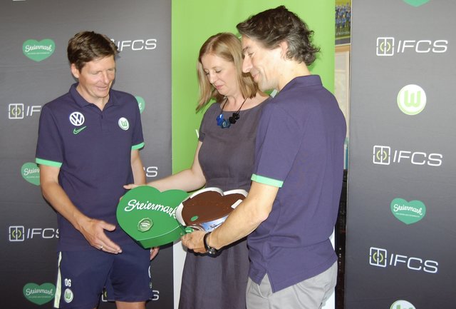 Als Gastgeschenk für die neue Partnerschaft überreichte Barbara Eibinger-Miedl eine Steiermark-Torte an Chefcoach Oliver Glasner und Wolfsburg-Geschäftsführer Michael Meeske.