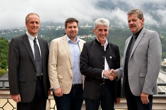 Angelobung: Gemeinderevisor Andreas Walser, Vizebgm. Thomas Kössler, Bgm. Ferdinand Beer und BH Markus Maaß (v.l.). | Foto: BH Landeck/Spiß