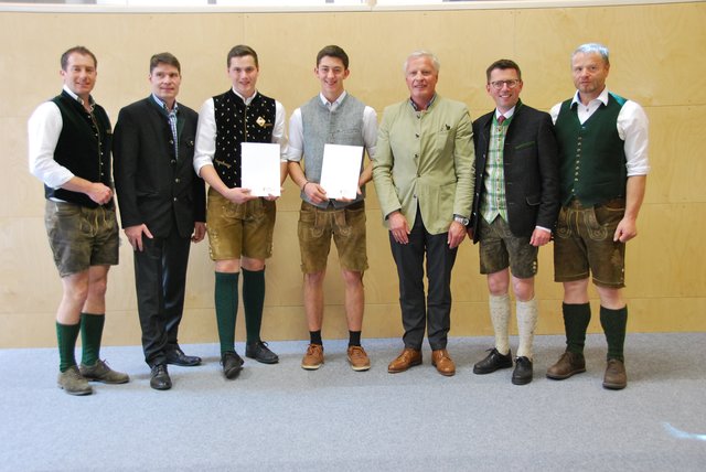 Elias Peitler, Christoph Bichler (mit Urkunden) – die beiden Rostock-Preisträger 2019 der LFS Tamsweg – mit, v.li.: Wolfgang Kocher, Franz Moser (Leiter Abteilung Lebensgrundlagen und Energie Land Salzburg), Georg Fötschl, Johann Schitter und Georg Kleinferchner.