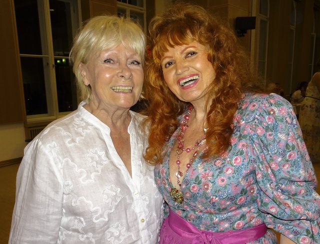 Helga Papouschek und Katarina Aslanidis bei der Premiere. | Foto: Kurt Reisenauer