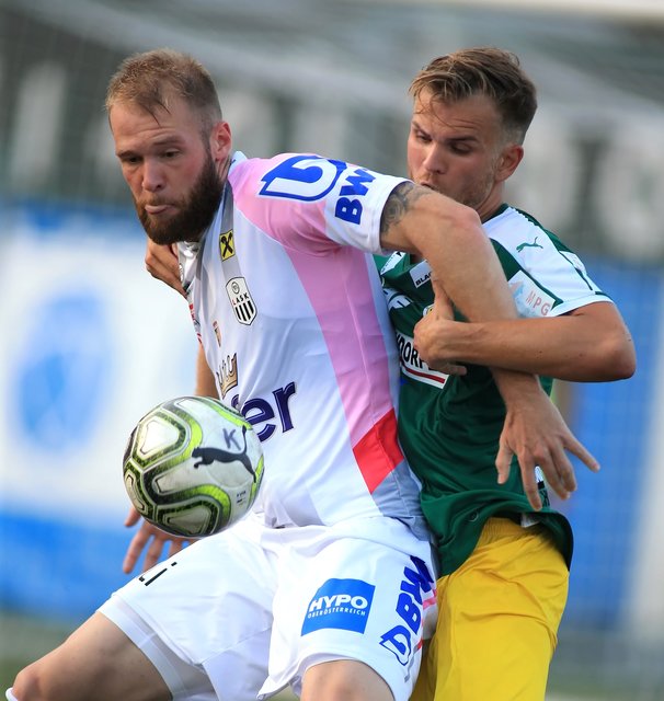 UVB-Verteidiger Oliver Holzinger (r.) im Zweikampf mit João Klauss de Mello, der zwei LASK-Treffer erzielte. | Foto: Helmut Klein