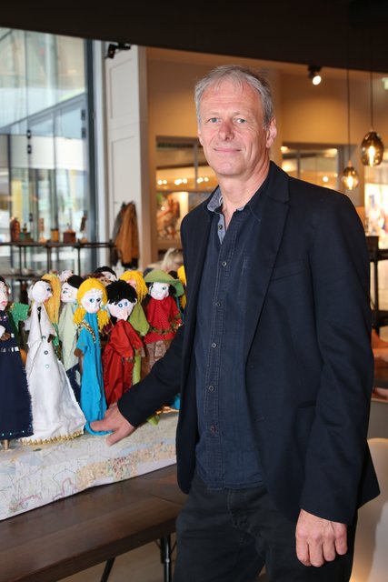 Schauspieler und Regisseur Reinhold Tritscher mit Handpuppen.