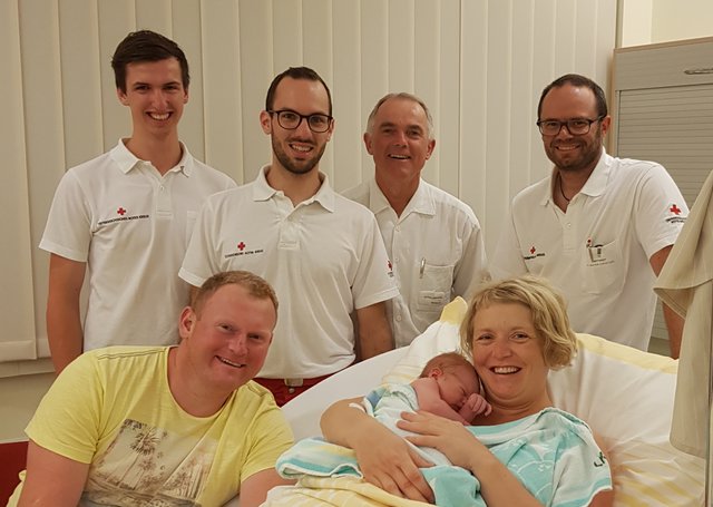 Am Bild hinten v.l.n.r. Valentin und David Lindorfer, Notarzteinsatzfahrzeug, Hubert Weinbauer, Christoph Mayer. Vorne: Mario Bruckmüller und Regina Schinkinger mit Baby Nora)  | Foto: Foto: Rotes Kreuz