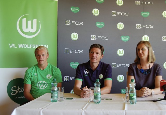 Die beiden Österreicher Xaver Schlager und Trainer Oliver Glasner mit der steirischen Wirtschafts- und Tourismuslandesrätin Barbara Eibinger-Miedl bei der Pressekonferenz in Schladming.