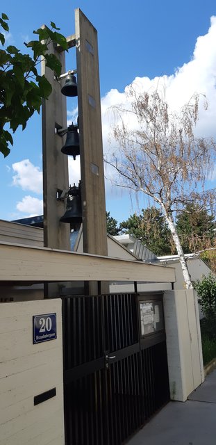 Der Glockenturm mit den drei Glocken "Glaube", "Liebe" und "Hoffnung". | Foto: Christian Buchar