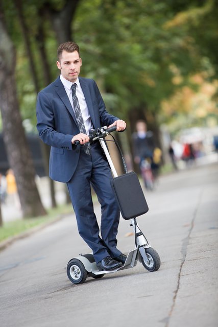 Für E-Scooter gelten ähnliche Bestimmungen wie für E-Bikes. Gehsteige sind für die Roller tabu.
