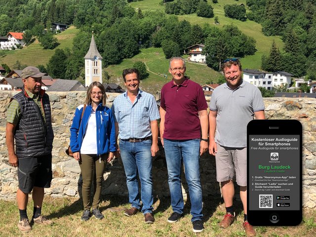 Neuer Audioguide präsentiert: Anton Strobl (Burgführer), Andrea Koolen (TVB Serfaus-Fiss-Ladis), Ferdinand Larcher (TVB-Ortsausschuss Ladis), Armin Klien (Burgführer und Kulturvereinsobmann) und Bgm. Florian Klotz (v.l.).