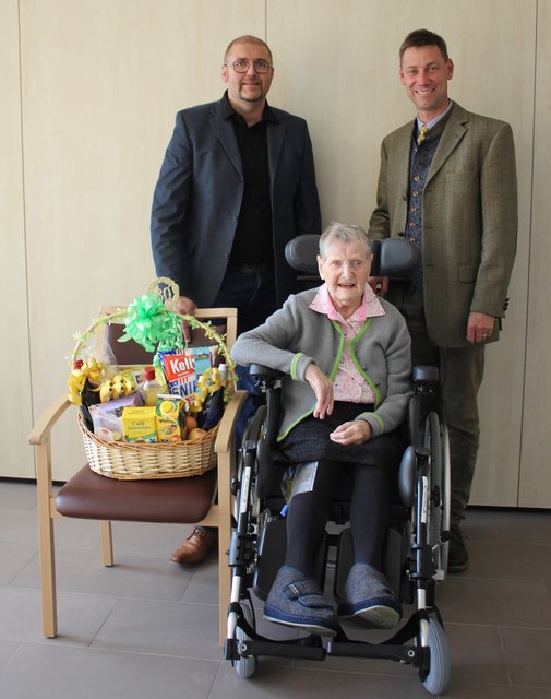 Maria Gautsch mit Bürgermeister Andreas Kaiser (re.) und Vizebürgermeister Hans Josef Kren (li.).