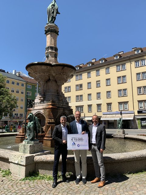 Die Vorstände der Silvrettaseilbahn AG, Markus Walser und Günther Zangerl, übergaben den symbolischen Spendenscheck an den Geschäftsführer des Vereins NPH Austria, Wolfgang Martinek.