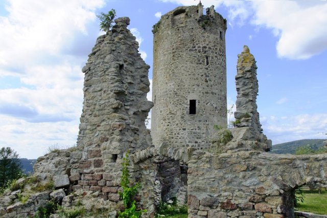 Der Burgfried (Aussichtswarte) mit den Mauerwerk vom Pallas