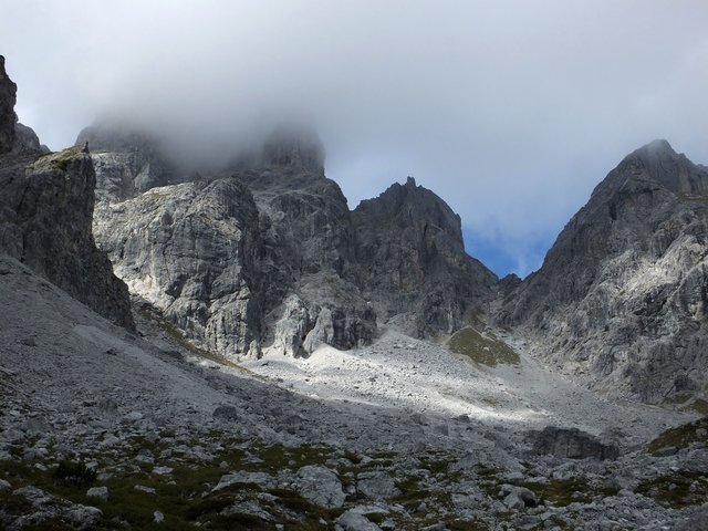 Bei der Bischofsmütze droht ein Felsbrocken abzustürzen. Die Bergrettung warnt davor den Normalweg zu benützen.