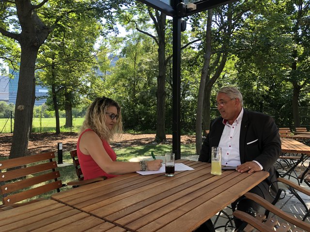Ernst Nevrivy beim Interview im Donaubräu.