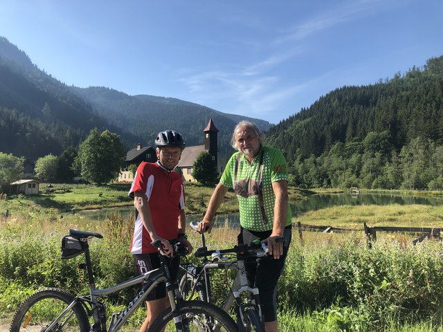 Hackl radelt mit Andreas Steininger: Ein kurzer Zwischenstopp in Frein an der Mürz.