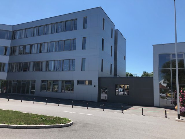 Heuer besuchten elf Schüler die Sonderschule in Mattighofen. Der Umzug ins neue Schulgebäude (Bild) muss noch warten.