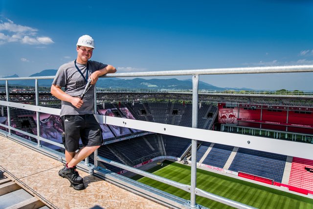 Montagevorarbeiter Roland Fürst ist davon überzeugt, dass das Stadiondach der Red Bull Arena rechtzeitig zum ersten Match fertig sein wird.