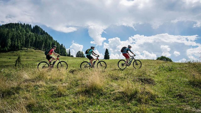 Rund um das Kaisergebirge: Die Kaiserradrunde kann auch mit einem E-Bike bewältigt werden. | Foto: Foto: Stemmanufaktur