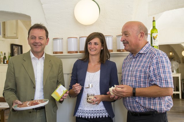 Nikolaus Berlakovich mit Tanja Eisenbarth und Otto Prieler mit innovativen landwirtschaftlichen Produkten