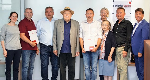 (v.l.n.r.) Stephanie-Abea Morgan-Schloffer, Klaus Stampfel (20 Jahre), Wilhelm Hotwagner (40 Jahre), Alois Schloffer, Hannes Baliko (25 Jahre), Sabina Schloffer, Angela Schloffer, Klaus Schloffer, WK-Regionalstellenobmann DI Gerald Guttmann  | Foto: Maximilian Dragosits