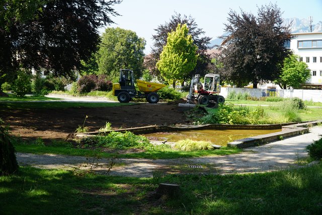 Bagger und andere Baumaschinen prägen seit wenigen Tagen das Bild im Bereich der Parkanlage in Reutte. | Foto: Reichel
