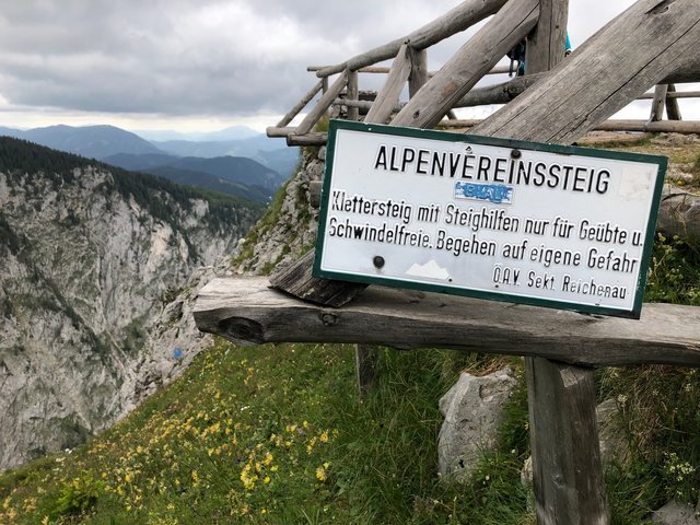 Der Alpenvereinssteig neben der Höllentalaussicht.