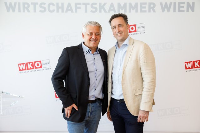 Hans Arsenovic (l., Vizepräsident WK Wien) und Markus Grießler (Spartenobmann Tourismus und Freizeitwirtschaft WK Wien) freuen sich über den zentralen Beitrag der Wiener Nachtwirtschaftsunternehmen zur Umsatzleistung und zur Wertschöpfung der Wiener Wirtschaft.