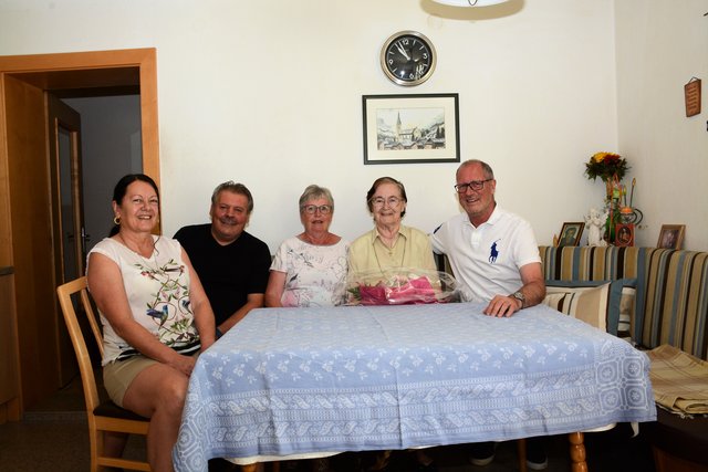 Im Bild: Jubilarin Anna Deuschl (2.v.r.). mit Familie und Bgm. Werner Kurz aus Ischgl