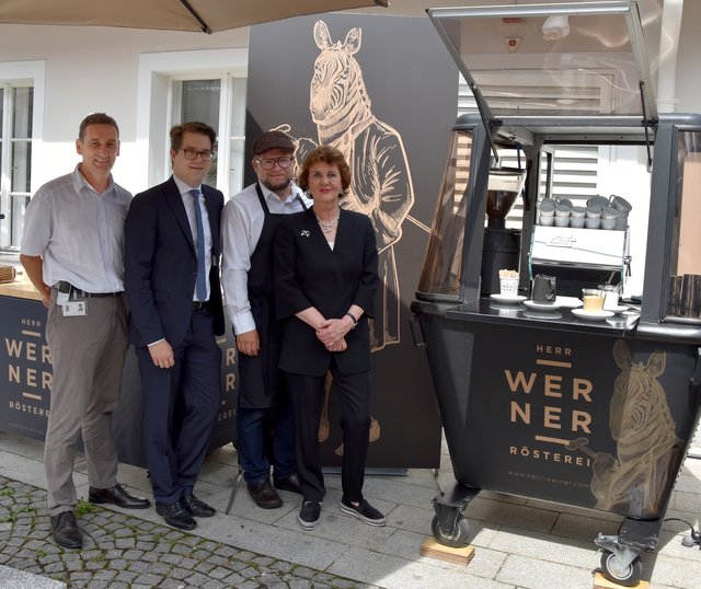 Pop-up Café im Innenhof des Herbert von Karajan-Platz eröffnet