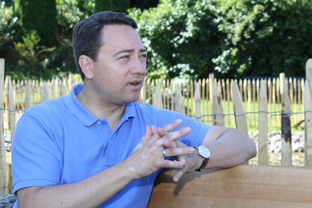 Landeshauptmann-Stellvertreter Manfred Haimbuchner im BezirksRundschau-Sommergespräch in seinem Garten in Steinhaus bei Wels.