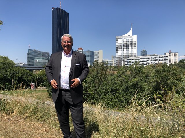 Donaustadts Bezirksvorsteher Ernst Nevrivy lässt mit seinem Vorschlag eines kostenlosen Parkpickerls für Wiener aufhorchen. Dabei ist die Idee gar nicht neu!