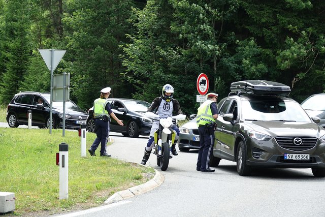 Am ersten Wochenende nach der Einführung kümmerte sich noch die Polizei um die Einhaltung. Inzwischen sind Sicherheitsfirmen zuständig. | Foto: Zoom Tirol